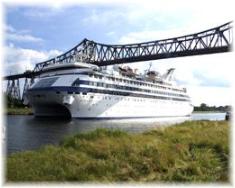Traumschiff unter der Rendsburger Hochbrücke